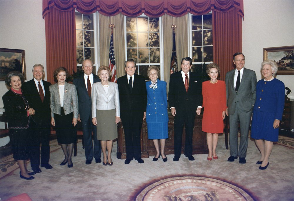 President_and_Mrs._Bush_pose_with_the_former_presidents_and_first_ladies_in_the_replica_of_the_Oval_Office_at_the..._-_NARA_-_186441.jpg