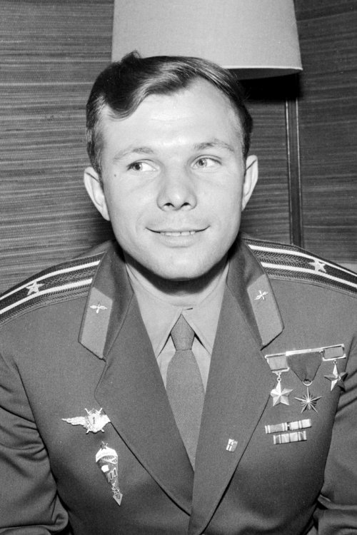 Yuri-Gagarin-1961-Helsinki-crop.thumb.jpg.70e768a73b0f916b62c57e7c1df82dad.jpg