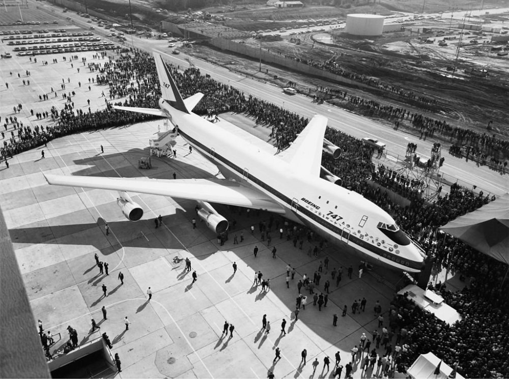 Boeing_747_rollout_(3).jpg