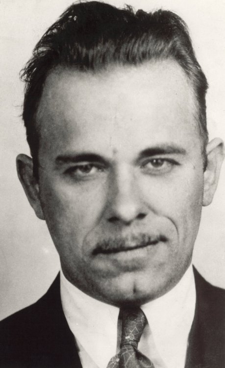 John_Dillinger_mug_shot.thumb.jpg.d5221b699665c98829eeb097ebdccaf9.jpg