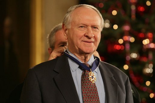 President_Bush_presents_William_Safire_the_2006_President_Medal_of_Freedom.jpg.bc5f3f966fed5e37eb7ff615c9a423a0.jpg