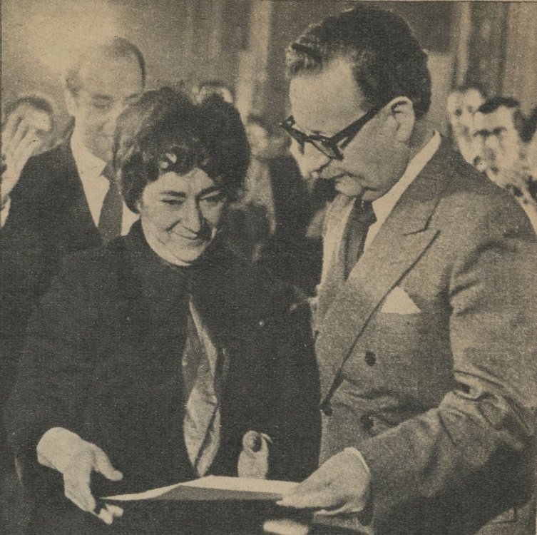 Mireya_Baltra_junto_a_Salvador_Allende.thumb.jpg.a2562ad68d45c36987cee4caba7a9733.jpg