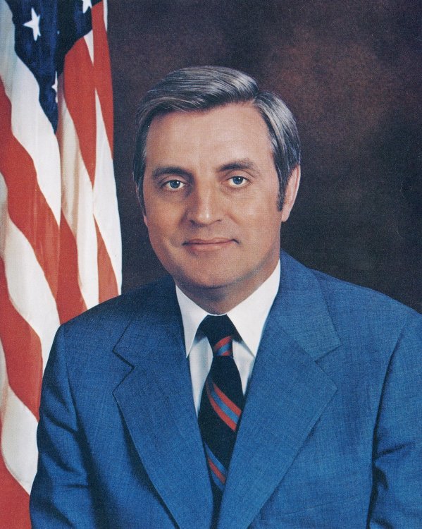 Walter_Mondale_1977_vice_presidential_portrait.jpg