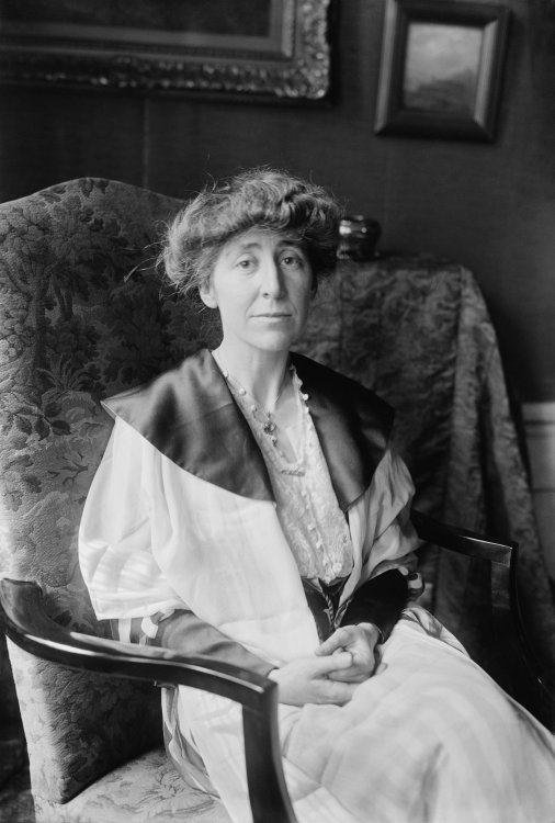 Jeannette_Rankin,_Bain_News_Service,_facing_front.jpg