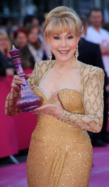 Life_Ball_2013_-_magenta_carpet_Barbara_Eden_01.jpg