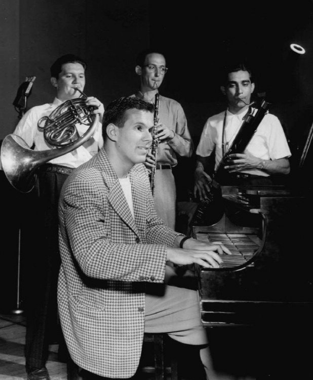 Elliot_Lawrence_and_band_members_1946.jpeg