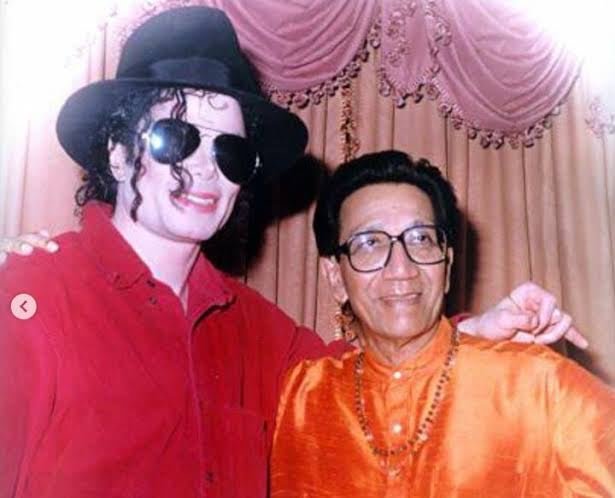 bala-saheb-thackeray-with-michael-jackson-1996-v0-8aecio4cyunc1.jpg.5e1fbdc15c230c576d98d0d1633f9f3a.jpg